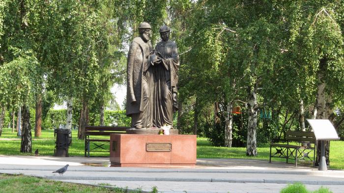 Памятник Петру и Февронии Муромских